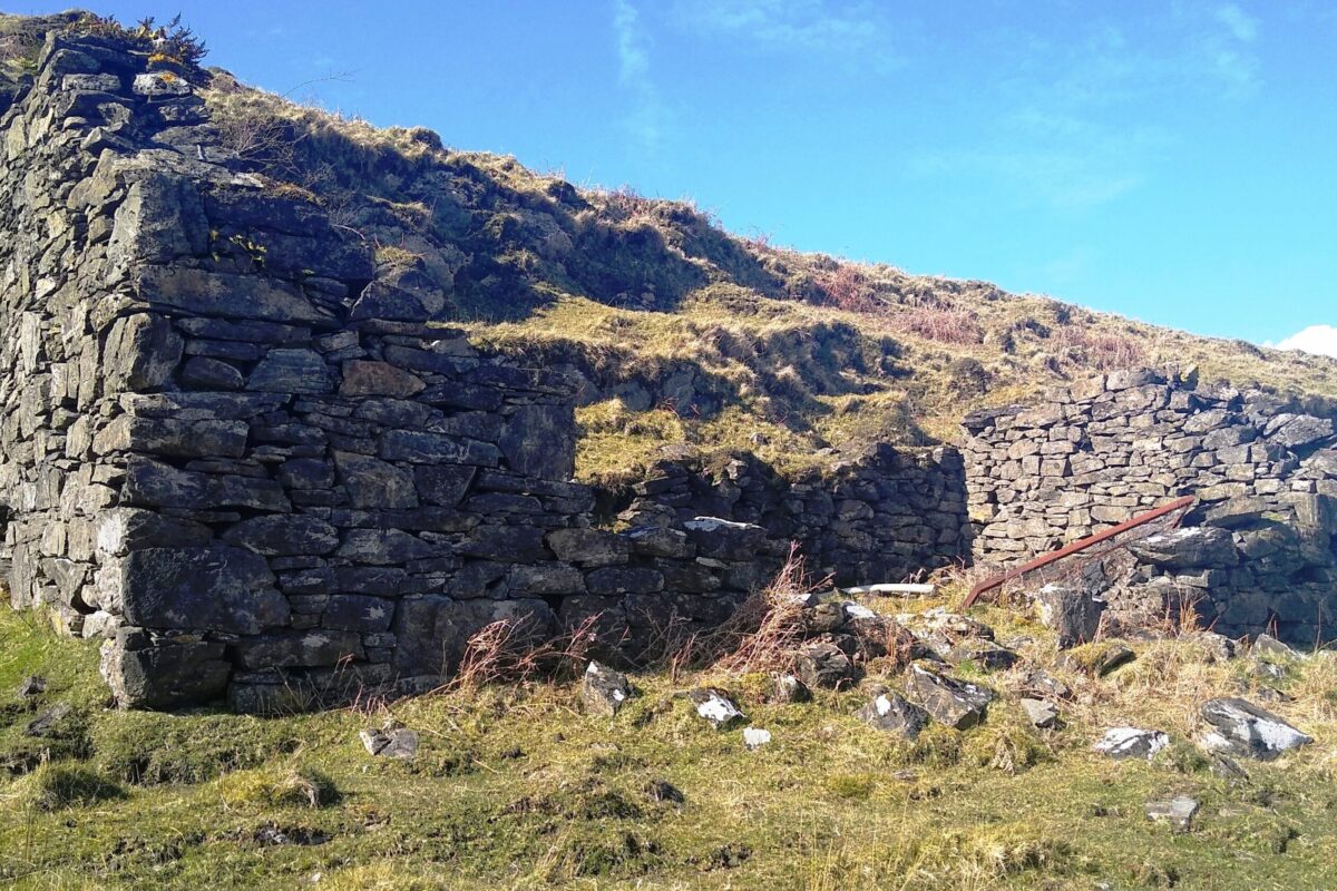 Ruin in the hillside, Creagan Breac